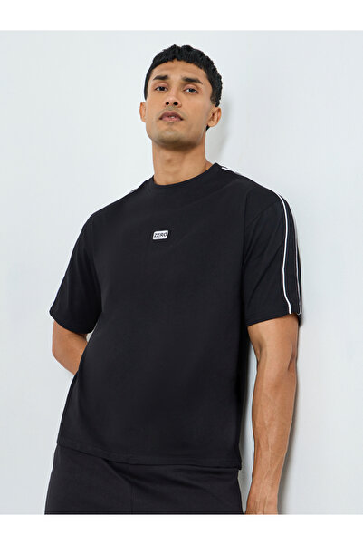 Styli تيشيرت رجالي أسود بتفاصيل حواف على الكتف، قصة فضفاضة