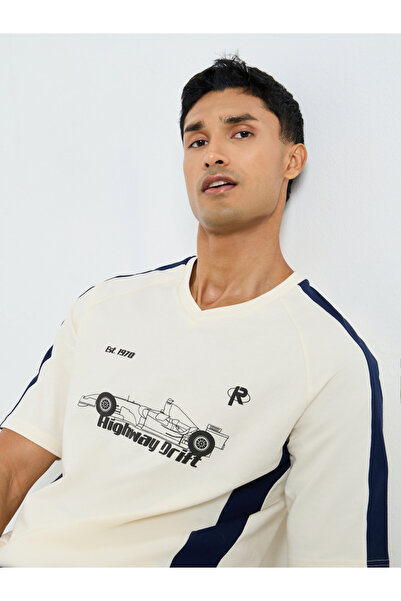 Styli تي شيرت رجالي كبير الحجم بطبعة جرافيكية باللون البيج