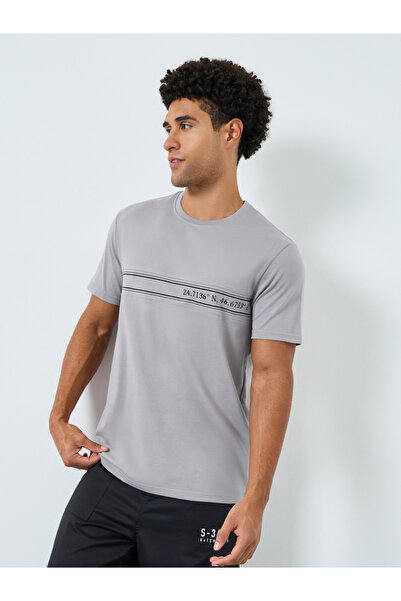 Styli تي شيرت رجالي رمادي اللون بطبعة جرافيكية ورقبة دائرية