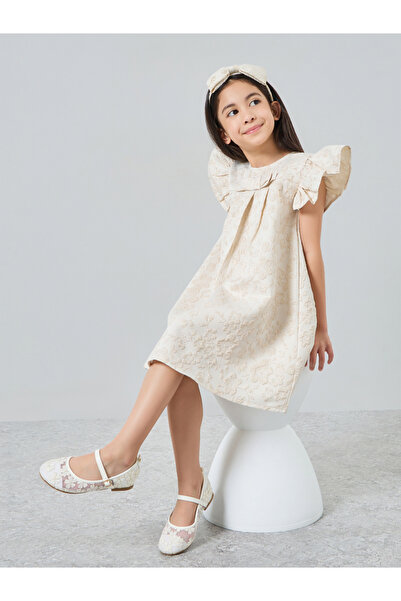 Styli فستان بناتي ذهبي مزين بتفاصيل من قماش الجاكار الزهري والكشكشة