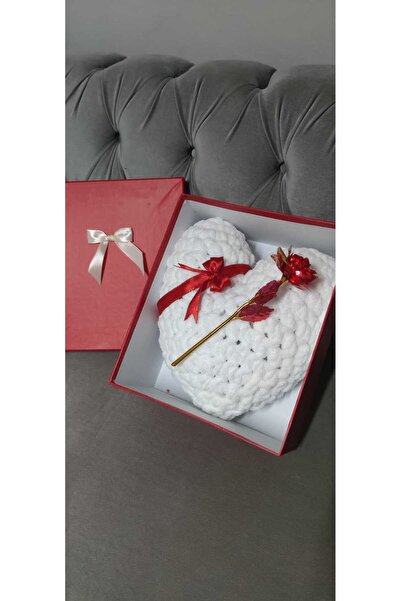 NURDAY Sevgiliye Hediye Beyaz Örgü Kalp Yastık & Kırmızı Gül Detaylı Sevgilil...