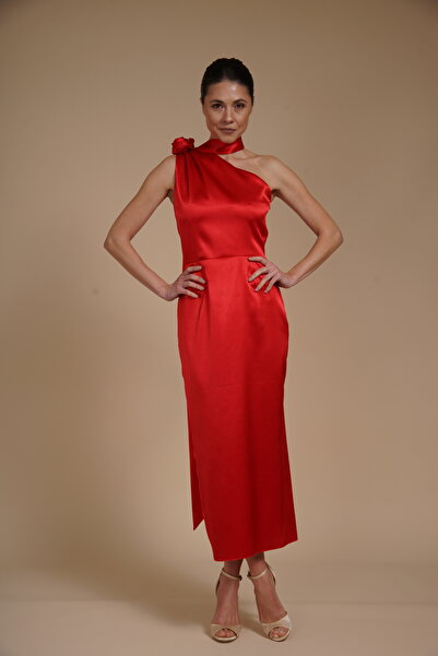 Velinna Elegant satin midi dress with floral detail and midi cut on the shoulder