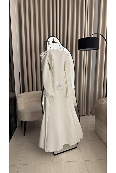 Nareen Fashion An elegant white dress with a sophisticated design that combin...