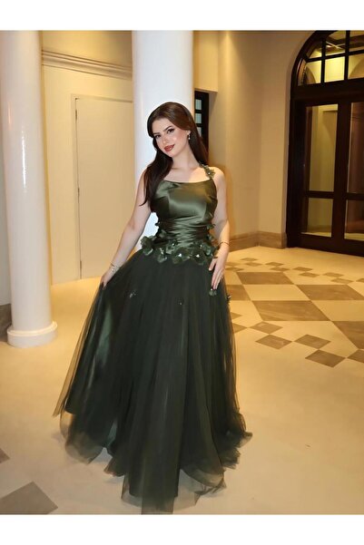 RUANI BIUTI An olive green evening dress with an elegant cut and floral details.