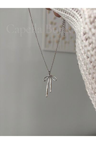 Capella قلادة كوكيت على شكل فيونكة مع شريط