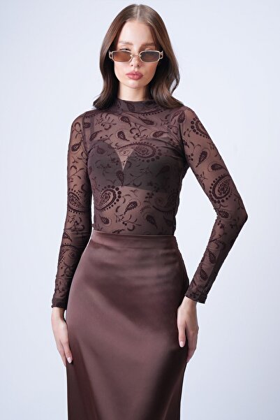 VAGGON Mock Neck Embroidered Blouse