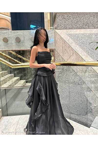 TARFA This luxurious black dress features a cinematic "corset" design, with t...