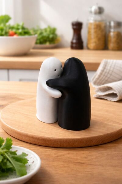 Günyan Store Hugging Double 2-Piece Salt and Pepper Shakers