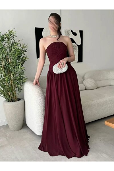 TARFA أتي هذا الفستان بلون العنابي الملكي (Burgundy) الذي يضفي هالة من الفخام...