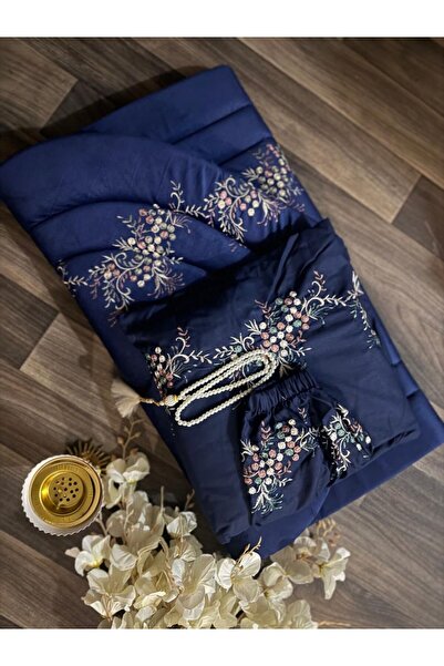 GENERAL A luxuriously designed, soft prayer rug, complete with a prayer shawl...