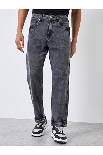 Styli Men Grey Mid Wash Relaxed Fit Jeans