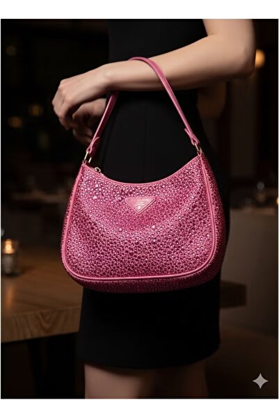 FULLJOY شنطة بتصميم عصري وجذاب، وهي مثالية لمحبي الإطلالات الجريئة والملفتة.