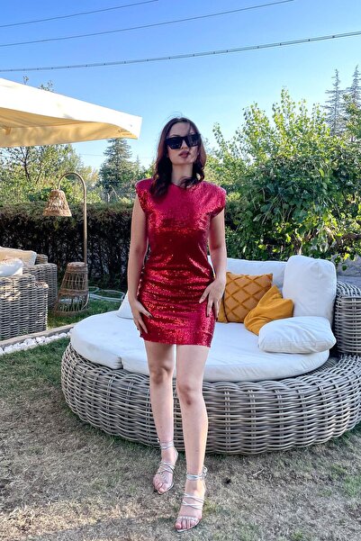 Chamakh فستان مزين بالترتر من الخلف بطول حشوة كتف بوصة - أحمر أحمر