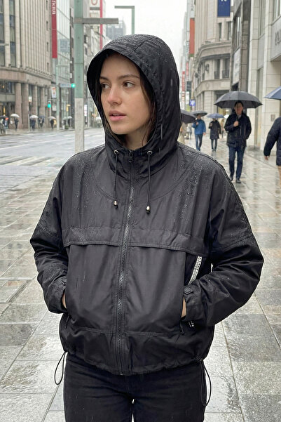 Asist AST 10012 Kapşonlu Cep Detaylı Kısa Kadın Yağmurluk Siyah