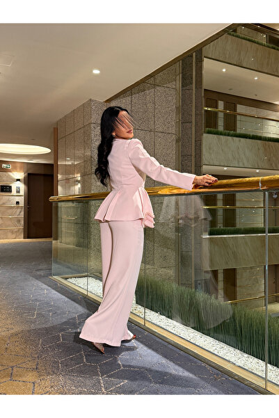 Warazan An elegant set with a formal style and distinctive details