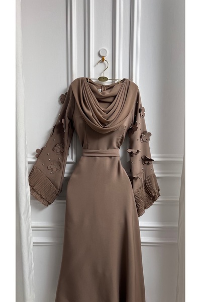 LUMY A brown dress with a touch of crystal and soft petals