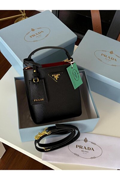 Generic Women's shoulder bag with a red interior and elegant accessories