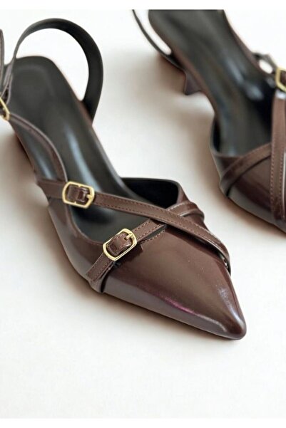 Favi Ayakkabı Кафяви обувки от лакирана кожа с остри върхове, катарама и 8 см...