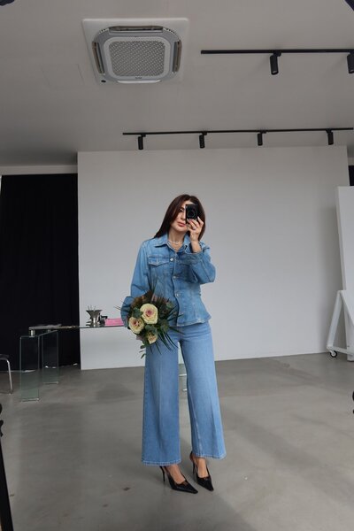 Özge Özgenç Contrast Stitching Soft Textured Jeans