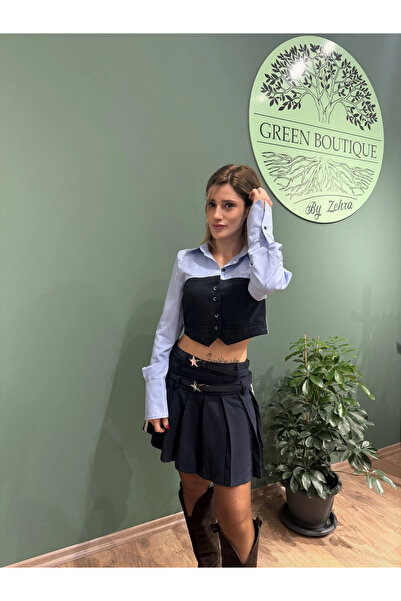 Greenboutique تنورة قصيرة مطوية مع حزام مزين بشريط نسائي باللون الأزرق الداكن