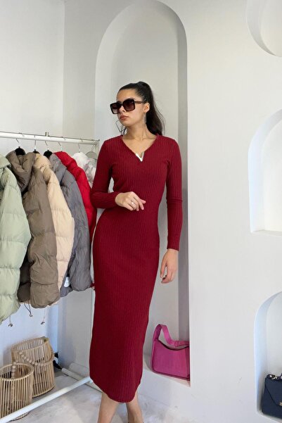 Mzr Collection فستان طويل بياقة فضية وتفاصيل على شكل حرف V قماش مجدّل - أحمر ...