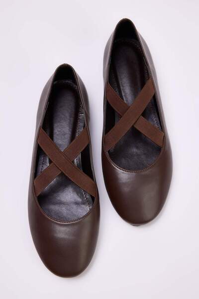 TRENDYOL SHOES Braune Damen-Ballerinas mit Kreuzriemen-Detail TAKSS26BE00005