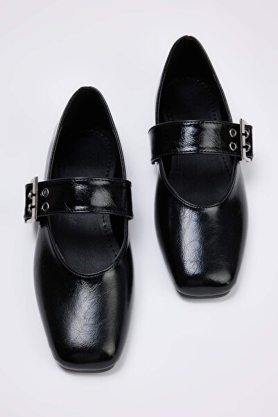 TRENDYOL SHOES Schwarze Ballerinas mit Schnallendetail und quadratischer Zehe...