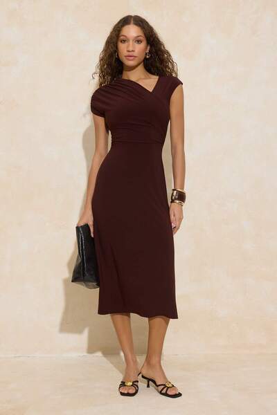 ترينديول كوليكشن فستان بني على شكل حرف A/على شكل جرس بأكمام قصيرة وأكمام قصير...