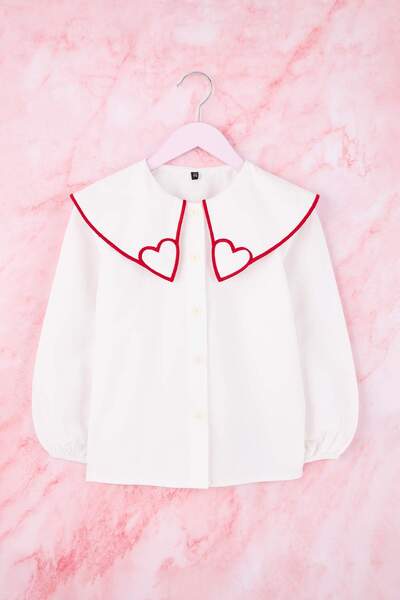 TRENDYOLKIDS Ecru Babykragen-Hemd mit Herzmuster aus Webstoff für Mädchen TKD...