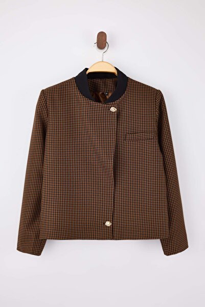 Trendyol Curve سترة بنية اللون منقوشة/مربعات بأزرار ذهبية مقاس كبير TBBSS26AG...