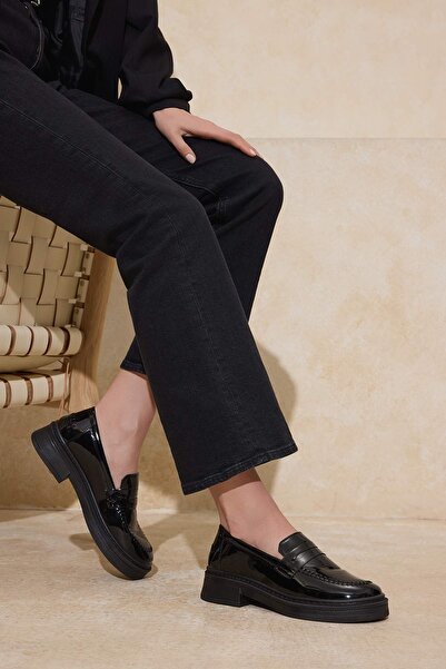 TRENDYOL SHOES Schwarze Damen-Loafer-Schuhe aus Lackleder mit Nahtdetails TAK...