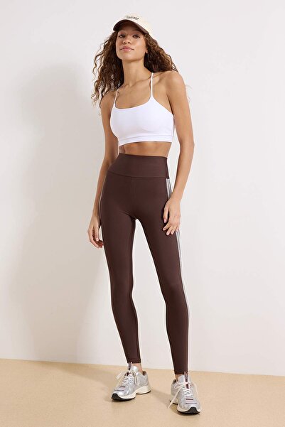 Trendyol Collection Braun gestreifte, lange Strick-Sportleggings THMSS26TY00002