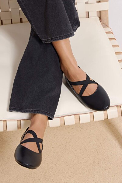 TRENDYOL SHOES حذاء باليه نسائي بتفاصيل شريطية متقاطعة باللون الأسود TAKSS26B...