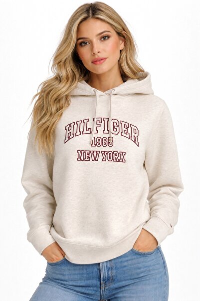 Tommy Hilfiger سويت شيرت بغطاء للرأس مطبوع عليه نقش مريح من القطن العضوي بنسب...