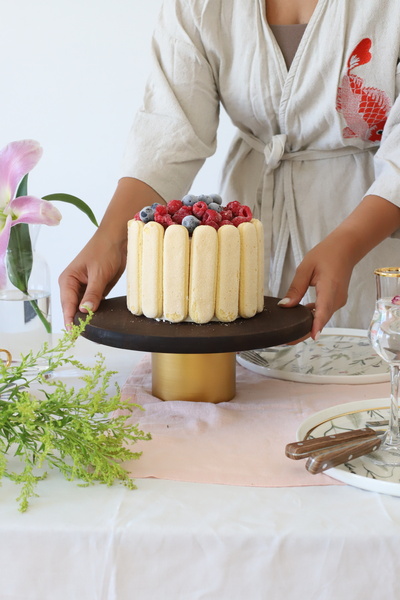 Akayev Wooden 28 Cm Metal Standing Presentation Plate