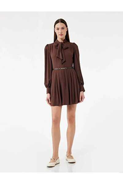 Koton Regular Fit Kemerli Fular Yaka Mini Kahverengi Kadın Elbise 6Wak80019Uw