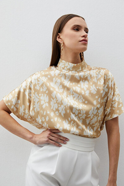 Sateen بلوزة كاجوال منقوشة بياقة واقفة - بني