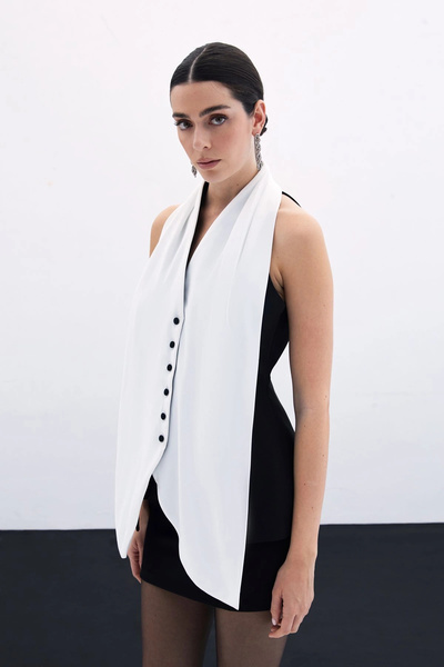 Sateen سترة سوداء مفصلة