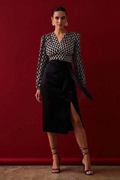 Sateen Černá saténová sukně - detail rozparku