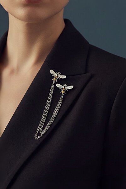 model aksesuar Arı Figürlü Zincir Detaylı Yaka Gümüş Rozet Broş