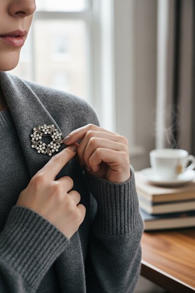 FAYRA ACCESSORIES Beyaz Kristal Taşlı Çelenk Figür Broş