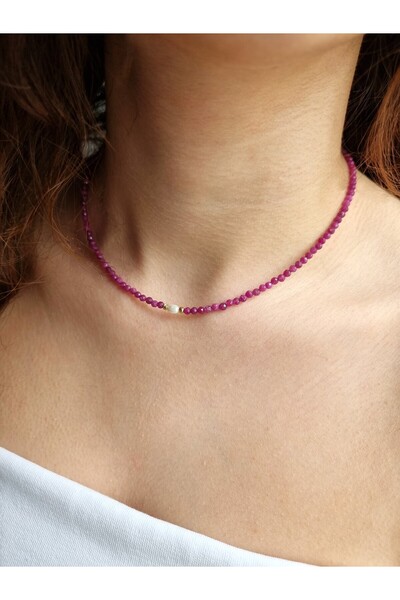 NEMOR STUDIO قلادة من الحجر الطبيعي الياقوتي مع تفاصيل اللؤلؤ |   الرقي والطاقة