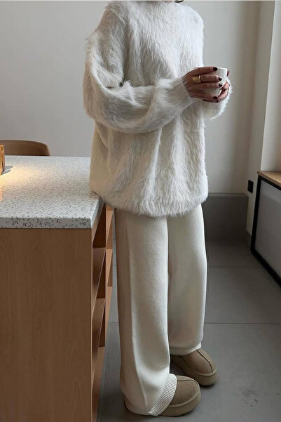 Ferraro Ecru Crew Neck Cashmere and Wool Blend Soft Textured Long Sleeve Wome...