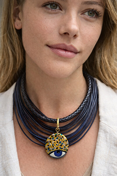 Kutcha Accessories قلادة مصنوعة يدويًا بتفاصيل عين الشر مع حبل متعدد باللون ا...