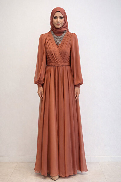 Hennin فستان سهرة نسائي بياقة واسعة ومطرز بالأحجار ومزدوج الصدر