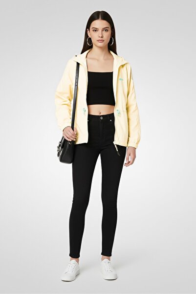 Lacoste جاكيت بومبر نسائي مطرز بشعار، كريمي