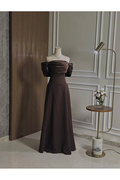 vanus fashion 6738 - فستان ساتان بني بتصميم أوف شولدر مع لمسة فاخرة على الصدر