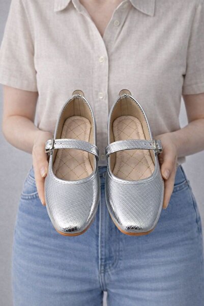 Beyond حذاء ماري جين من الجلد اللامع باللون الفضي، حذاء يومي أنيق بمشبك مريح ...