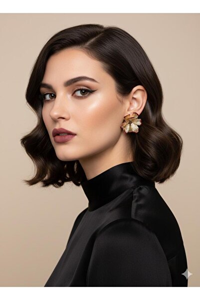 HAZAL KAYA ATELIER أقراط نسائية ذهبية اللون بتفاصيل خطوط زهرية