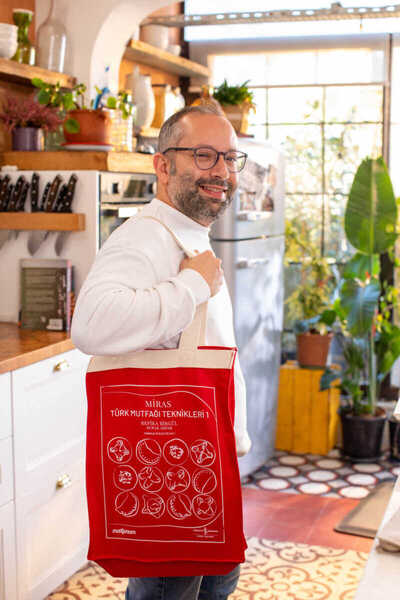 Refikadan Miras Türk Mutfağı Teknikleri 1 Sert Kapak ve Bez Çanta Seti KIRMIZI
